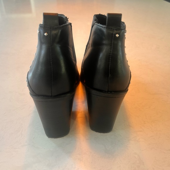 Pre owned but barely worn. Size 8. No box. Smoke free home - Picture 3 of 6